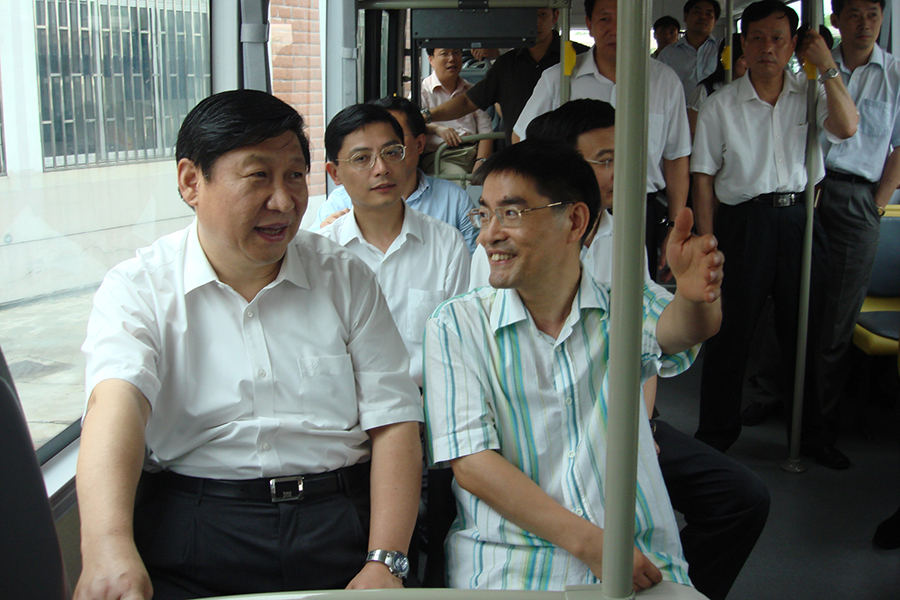 2007年國家主席習(xí)近平（時任上海市市委書記）試乘申龍汽車首輛氫燃料電池公交車，并在試乘后給予了高度評價