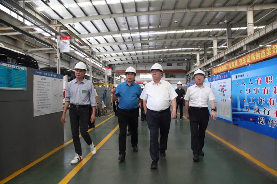 2021年6月7日山東省菏澤市人大常委會主任、黨組書記尹玉明、菏澤市政府副市長曹升靈等一行蒞臨上海申龍考察調(diào)研