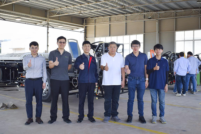 泰國(guó)客戶(hù)到訪廣西申龍檢驗(yàn)定制車(chē)型